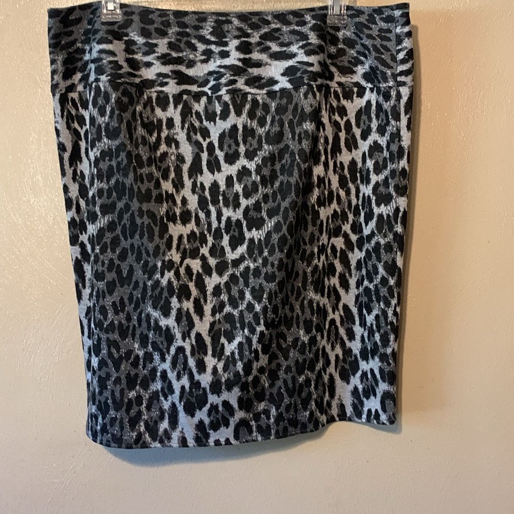 Lane Bryant size 20, black gray animal print pho wrap skirt NWT - Picture 2 of 3